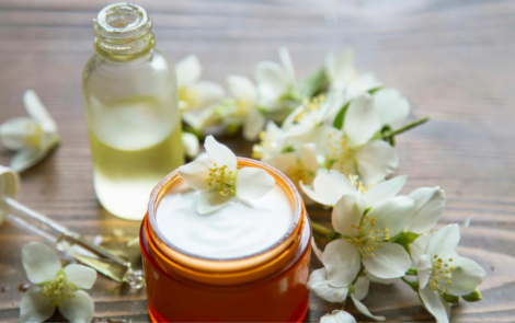 Sensory and aromatic essentials of cosmetic formulas